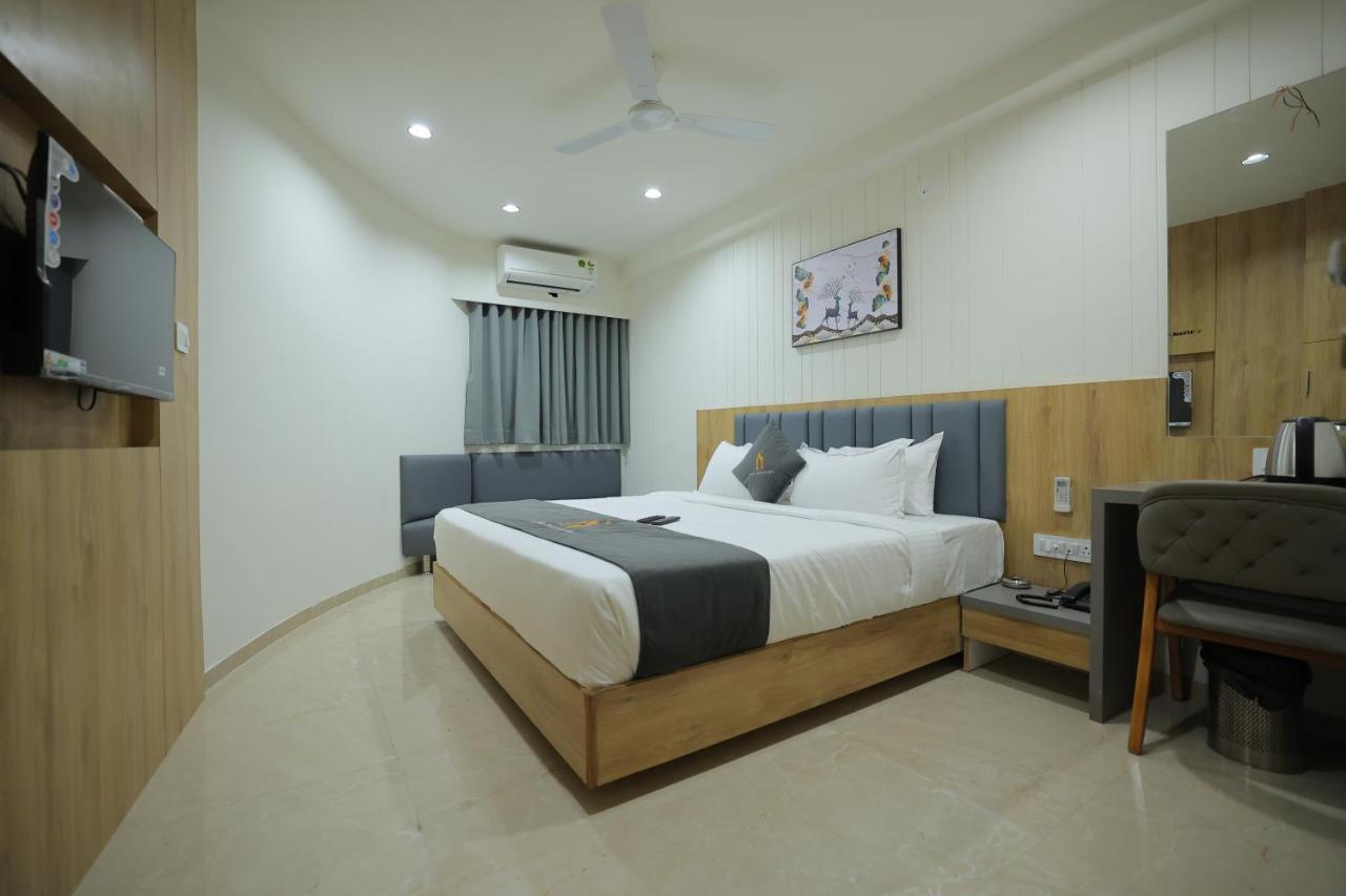 ראג'קוט Hotel Shayan Inn מראה חיצוני תמונה